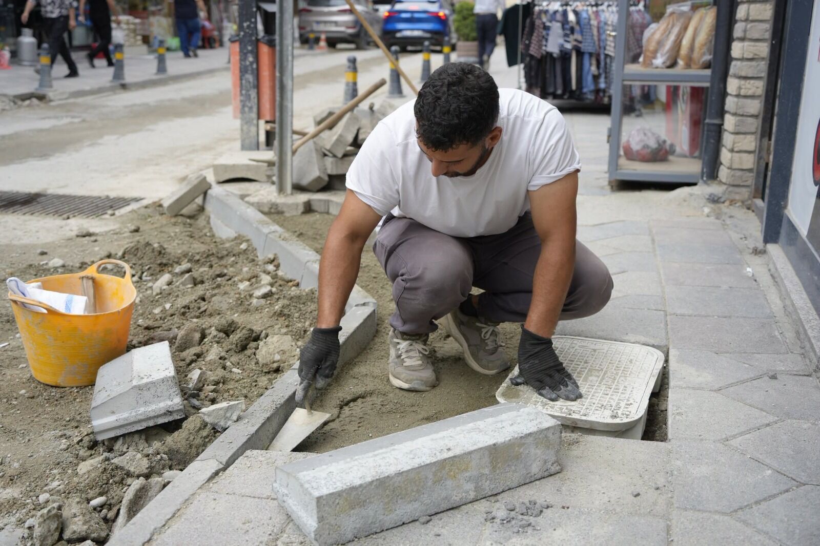 İnönü Caddesi’nde Kaldırımlar Yenileniyor-2