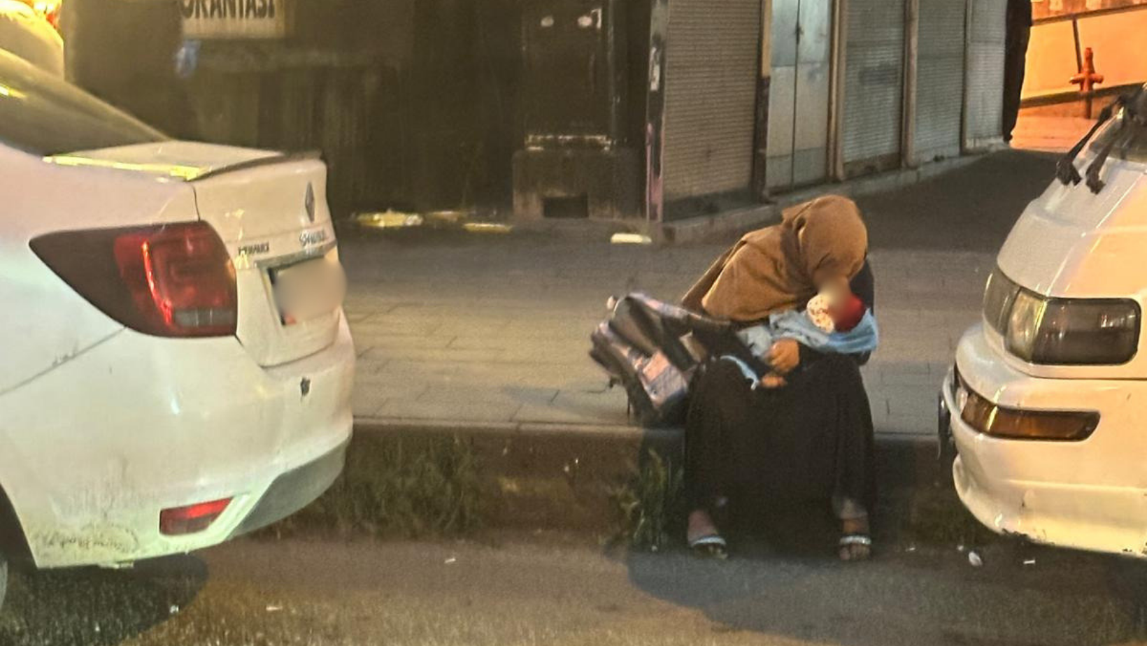 Hopa’da Dikkat Çeken Görüntü: Çocukla Dilenen Kadın İçin Yetkililer Ne Yapıyor?-2