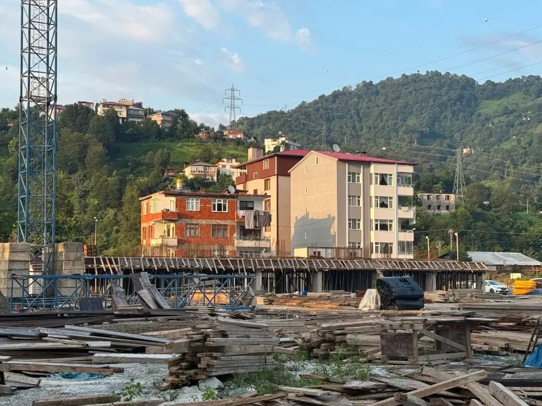 3-Hopa İlçe Stadı’nda Çalışmalar Sürüyor