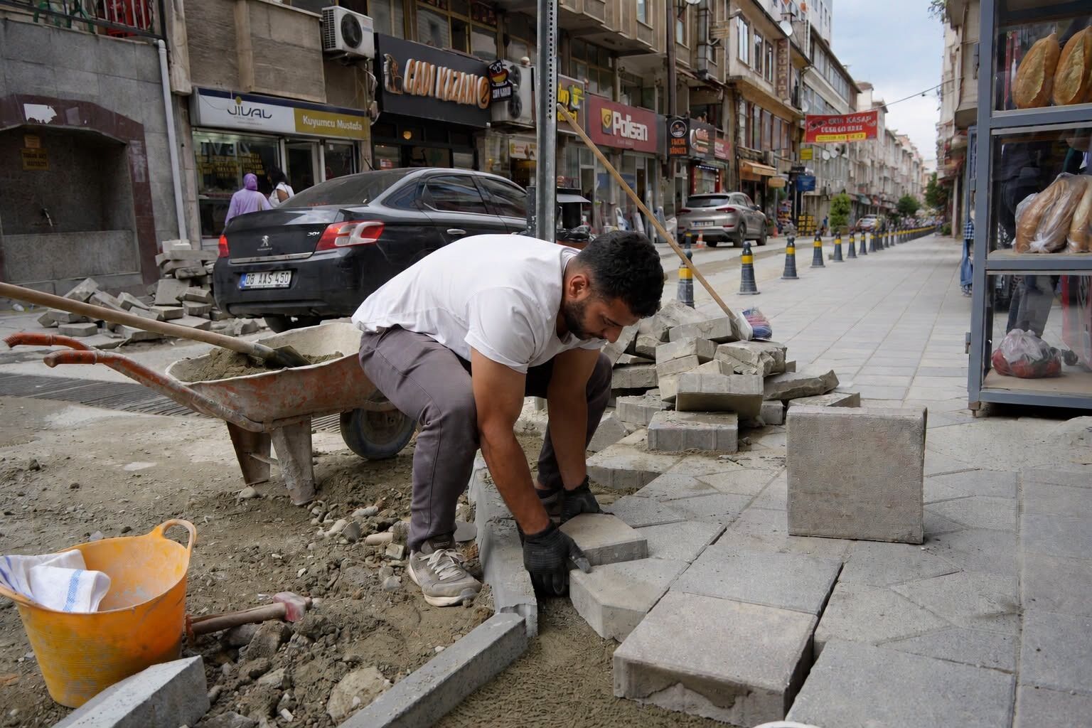 İnönü Caddesi’nde Kaldırımlar Yenileniyor-3
