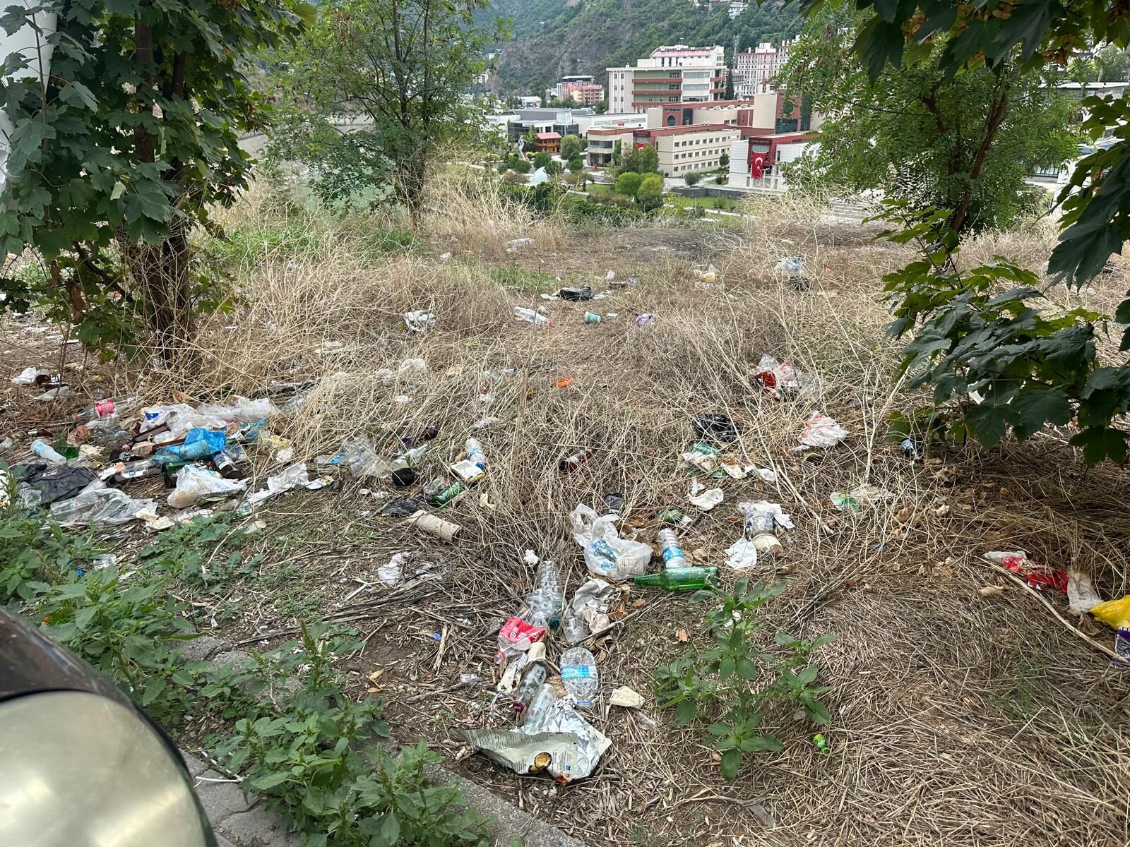 1-Artvin’e Girişte Utandıran Manzara: Çoruh Park Çöplüğe Döndü