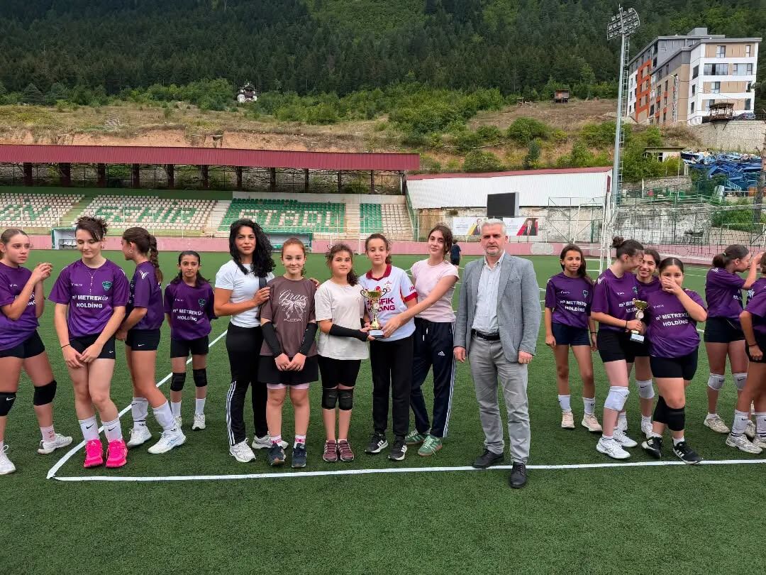 30 Ağustos Zafer Bayramı Çim Voleybolu Turnuvası Tamamlandı-1
