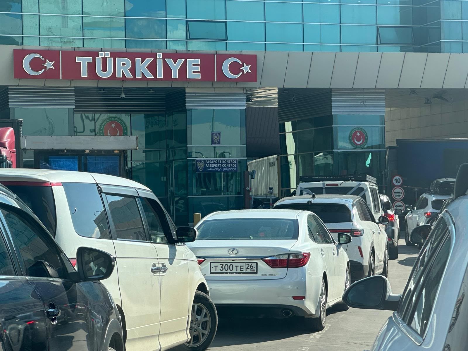 Sarp’ta Titiz Gümrük Kontrolleri Kuyruk Oluşturuyor