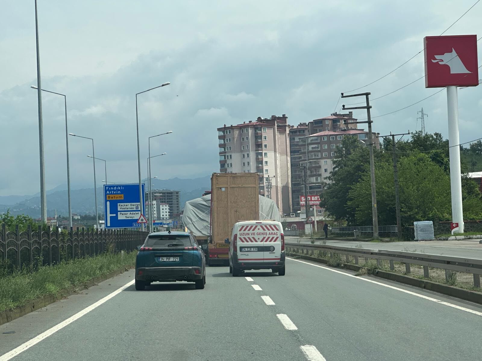 Karadeniz Sahil Yolu’nda Dev Araçlar: Trafikte Geçit Vermiyor!-2