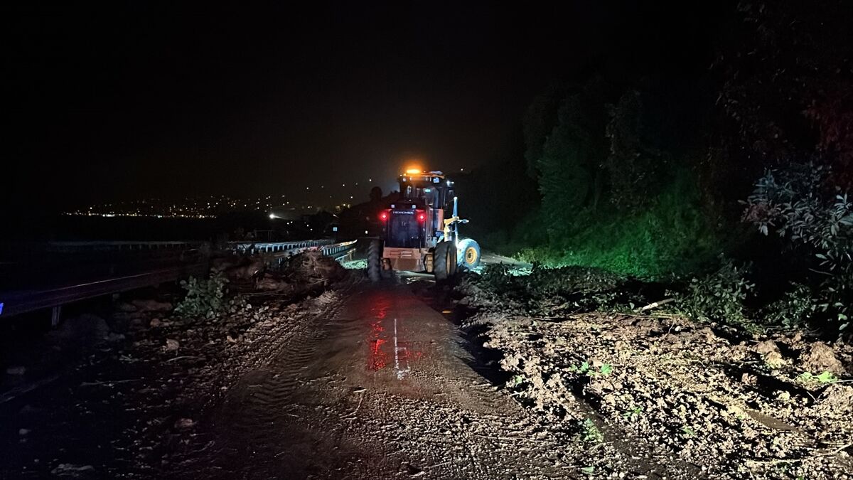Giresun'da toprak kayması sonucu iki otomobil zarar gördü