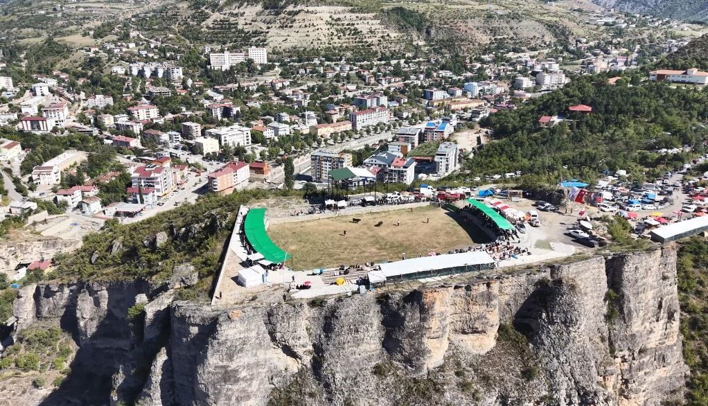 250 Metre Yükseklikteki Arenada Yılın Son Boğa Güreşleri Yapıldı