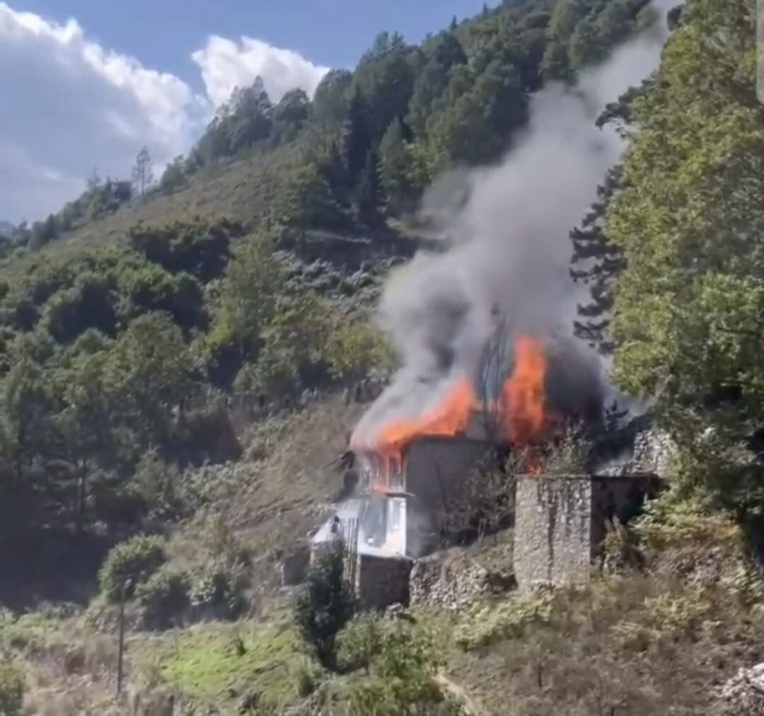 Çıkan yangında ev yanarak kül oldu