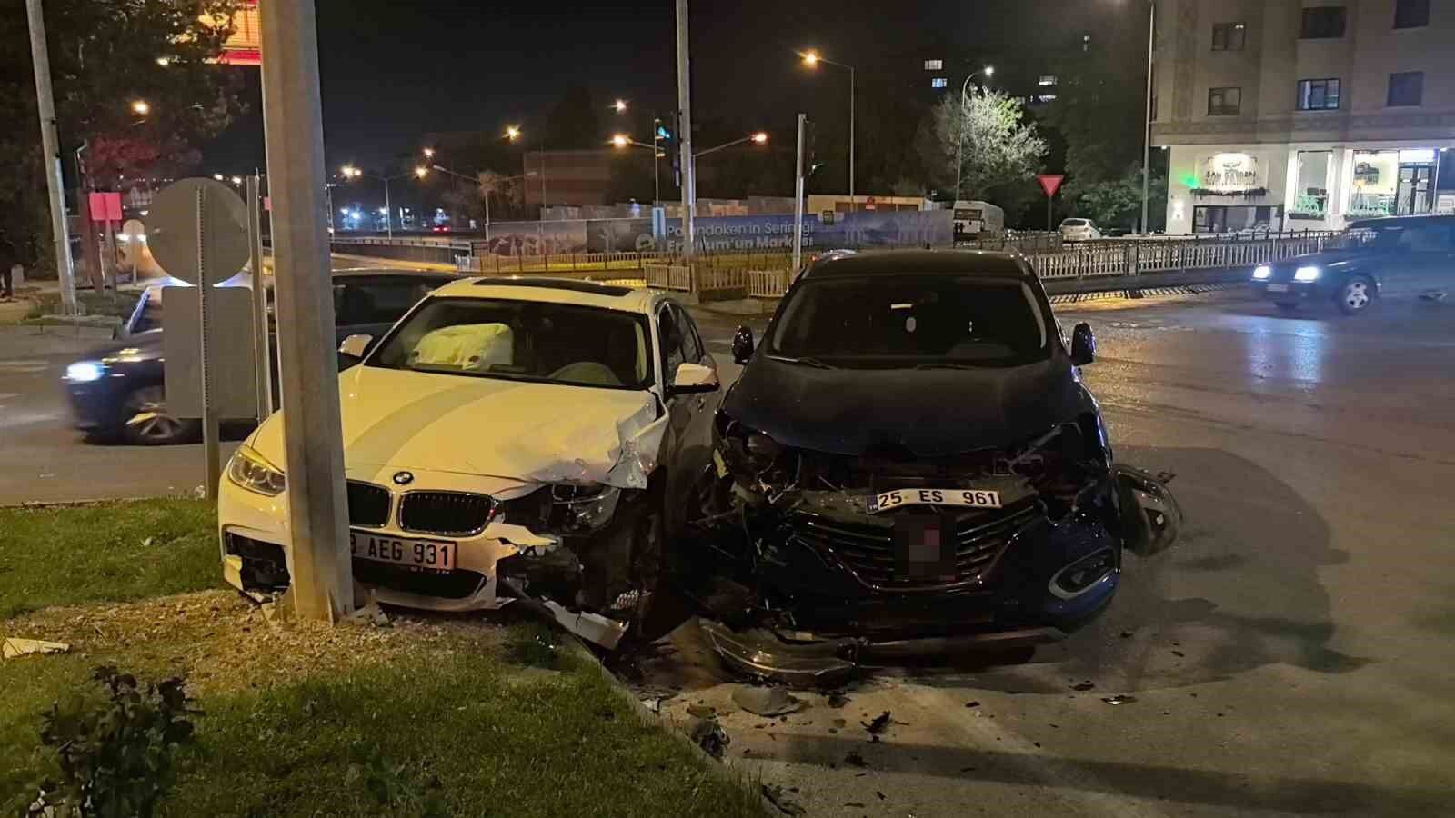Erzurum'da kavşakta otomobiller çarpıştı: 2 yaralı