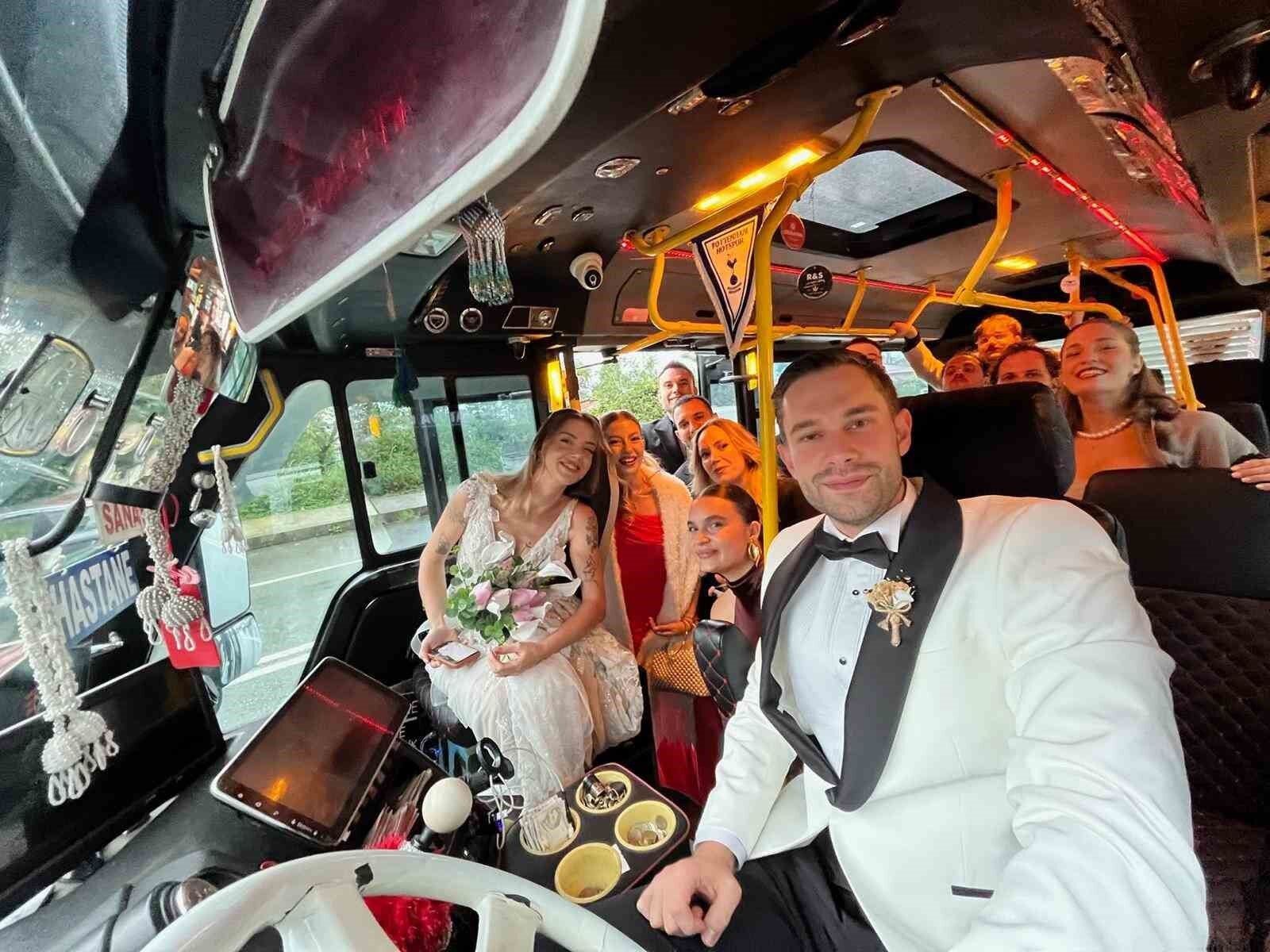 Rize'de gelin damat şehir içi minibüsle düğün salonuna gitti