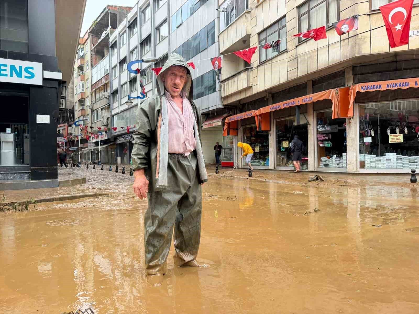 Rize'de Pazar ilçesinde sel suları çekiliyor, iş yerlerinde temizlik çalışmaları başladı