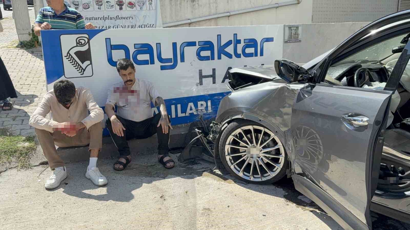 Samsun'da 2 otomobile çarpıp savrulan araç duvara çarptı: 3 yaralı