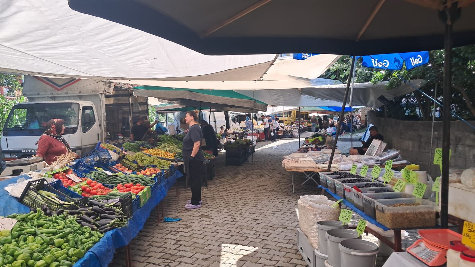 Kemalpaşa pazarında geçim savaşı: “Millette para yok”