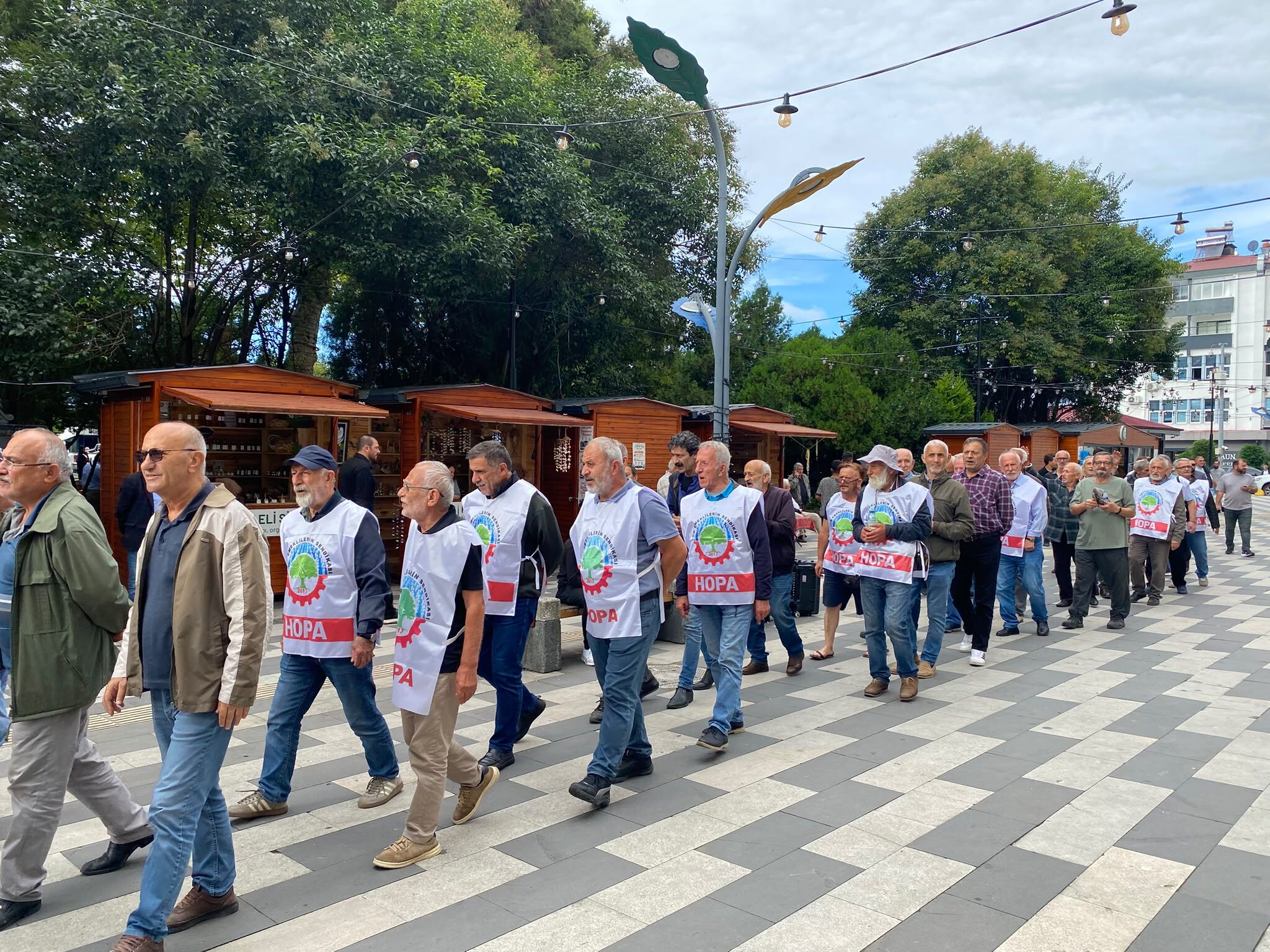 HOPA’DA EMEKLİLER SOKAĞA ÇIKTI-8