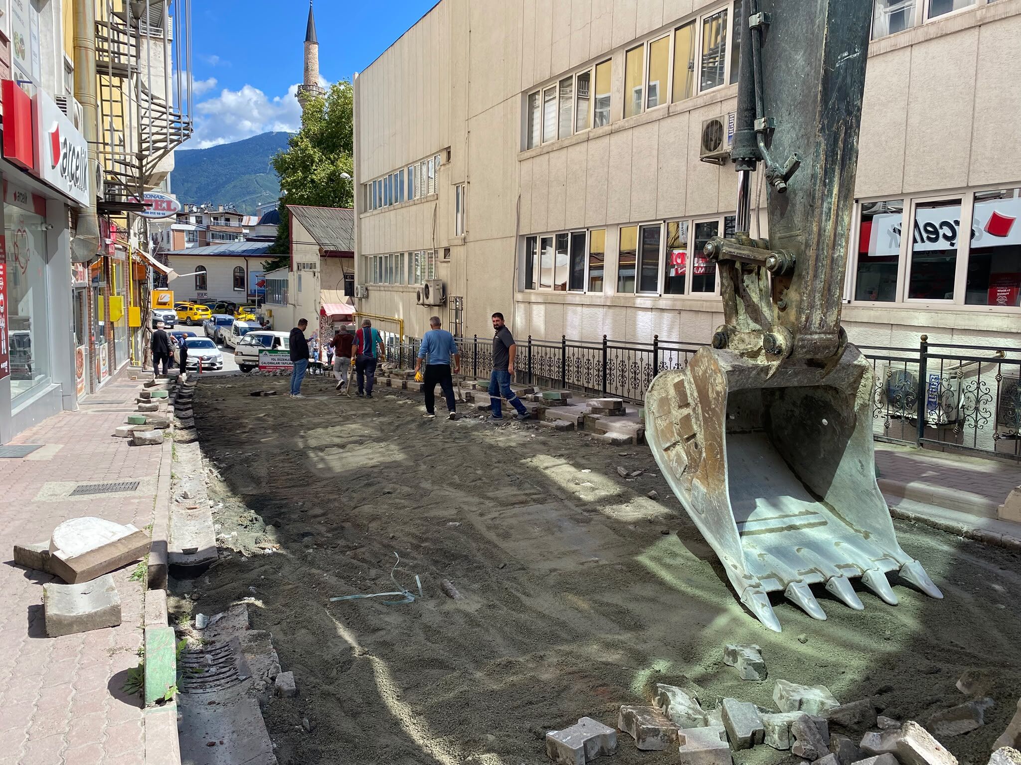 Cumhuriyet Caddesi’nde Çalışmalar Başladı.