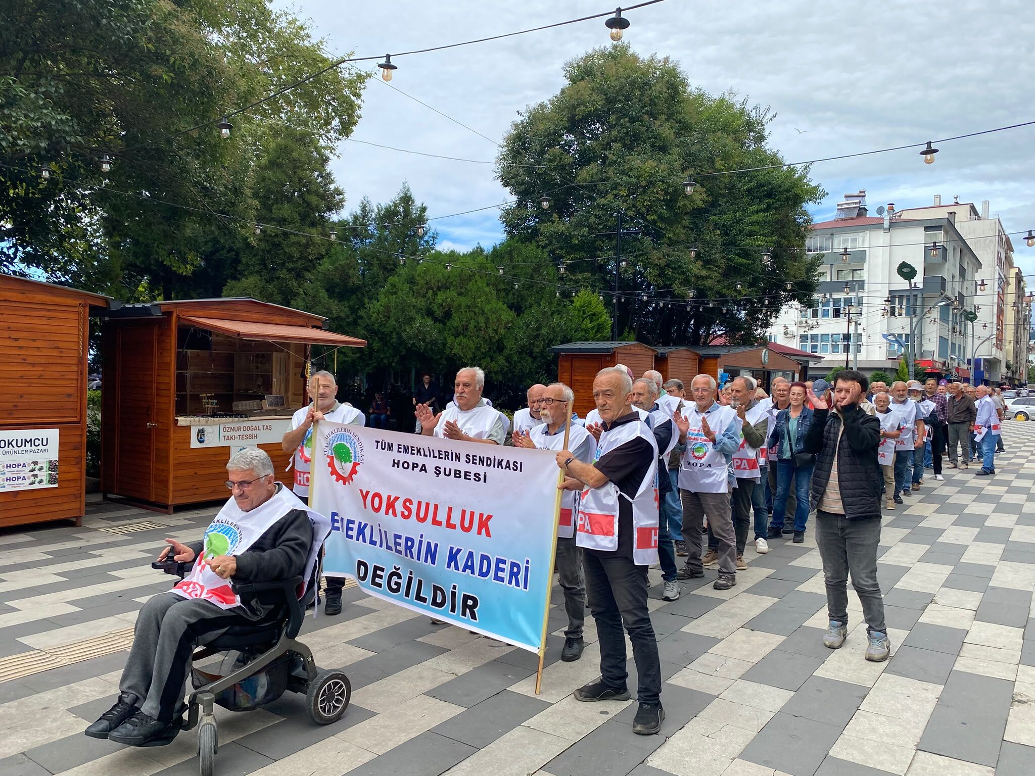 HOPA’DA EMEKLİLER SOKAĞA ÇIKTI-4
