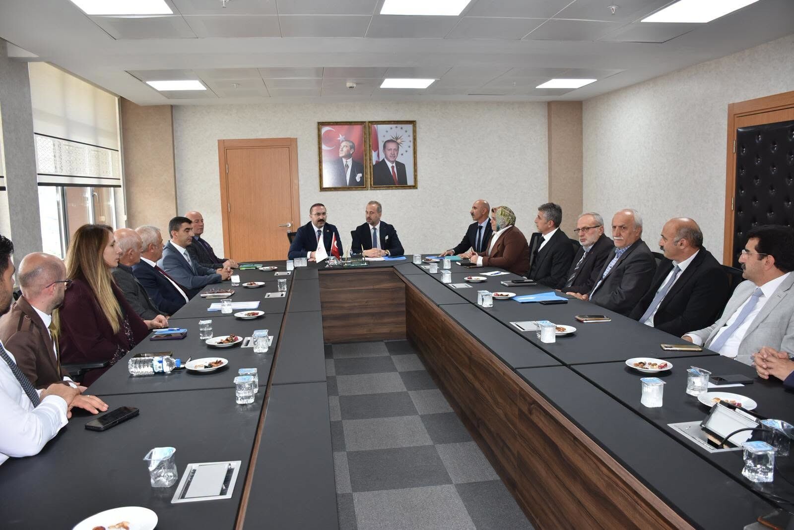 Beraat Şahin, Yusufeli’nde Okul Müdürleriyle Bir Araya Geldi