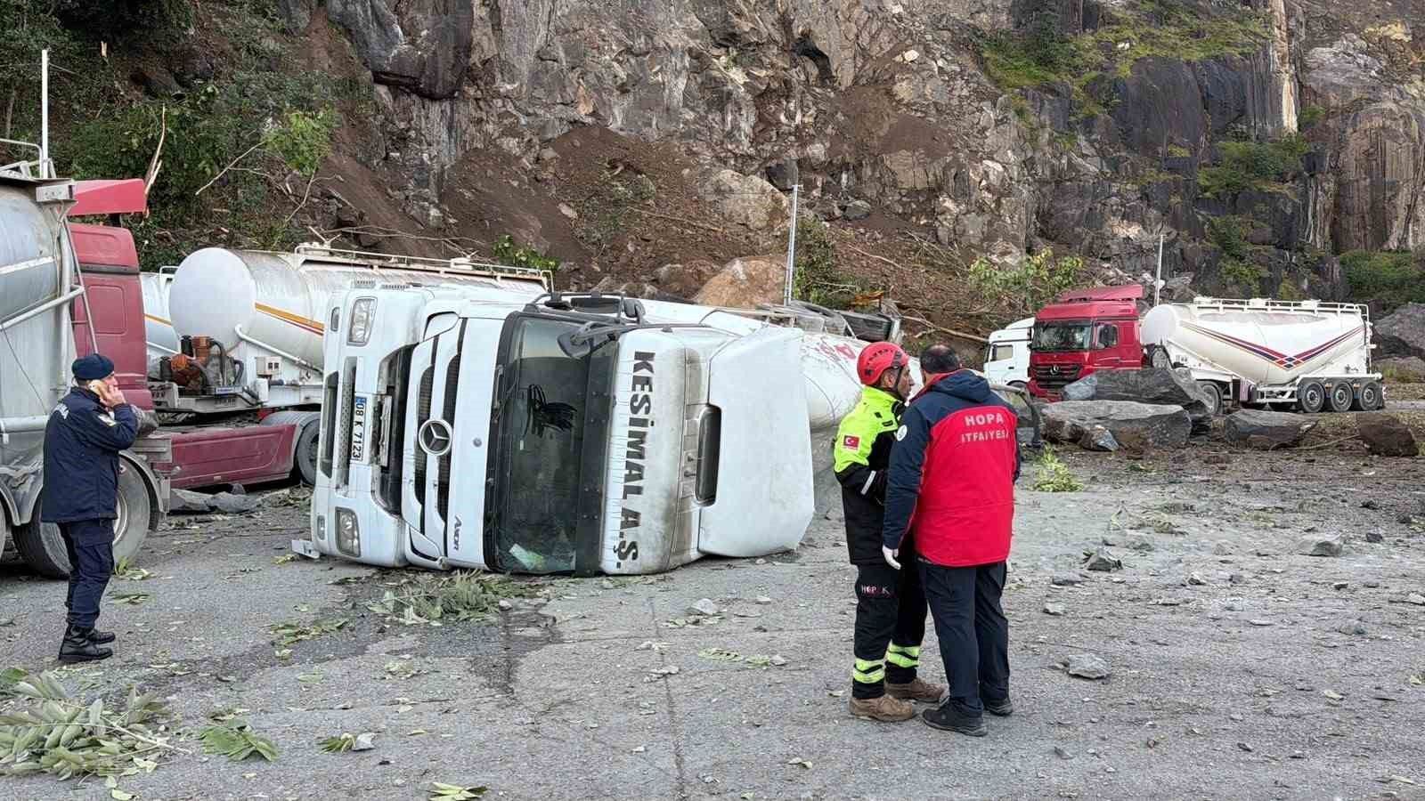 Karadeniz Sahil Yolu'nda Dev Kaya Tehlikesi