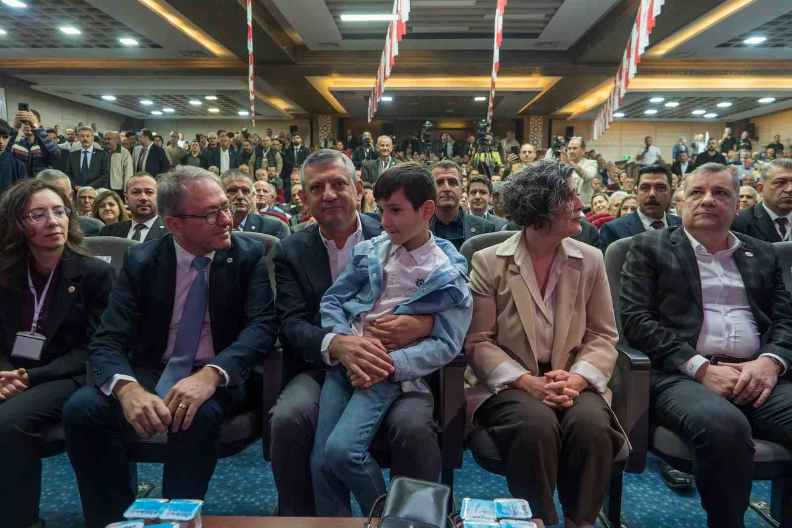 Özgür Özel'den Besim Dutlulu'nun 'parti değiştireceği' iddialarına sert tepki