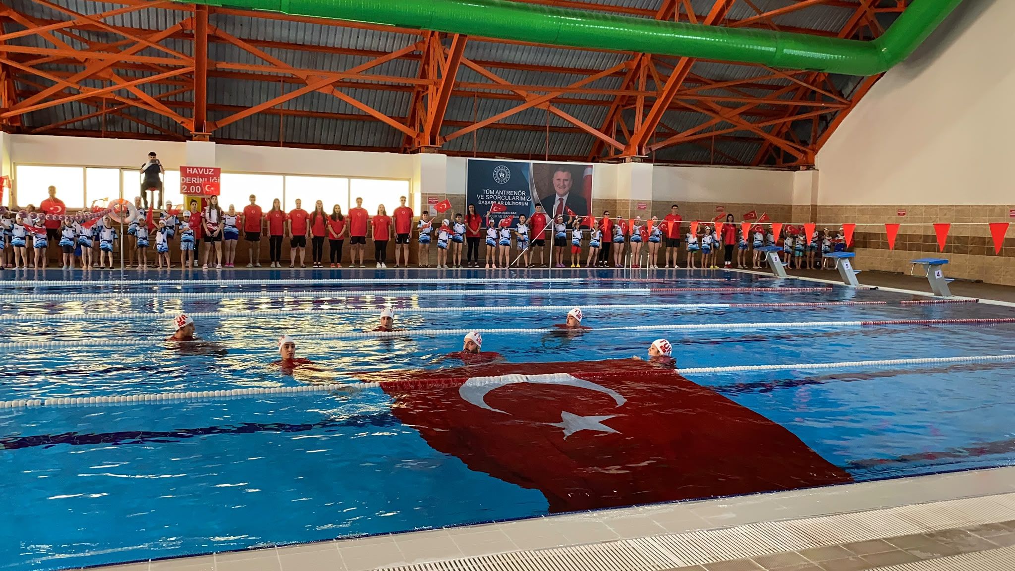 Cumhuriyet Coşkusu Havuzda Yaşandı-4