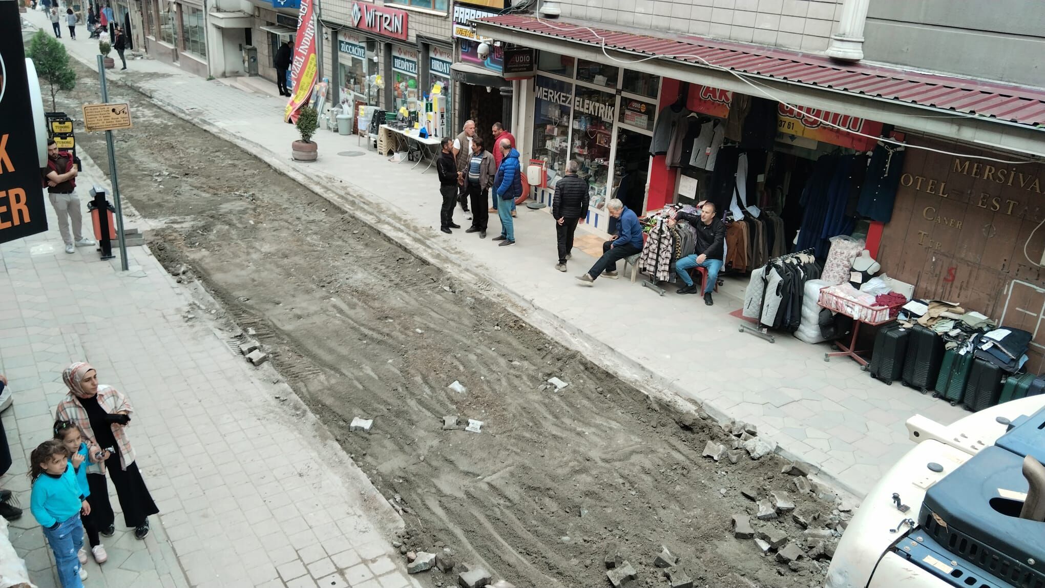 Artvin’de İnönü Caddesi’nde Parke Çalışmaları Devam Ediyor