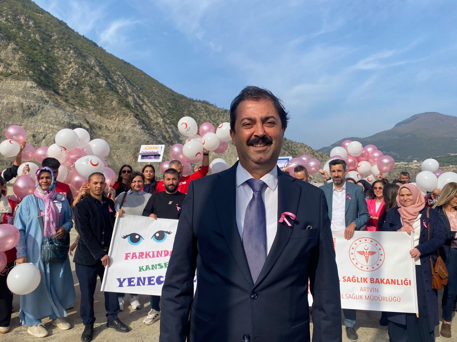 Artvin İl Sağlık Müdürü Yunuz Arslan, Türkiye’nin en yüksek ikinci barajı Deriner Barajı’nda balon uçurarak meme kanserinde erken tanının önemine dikkat çekti. Arslan, 40-69 yaş arasındaki kadınları herhangi bir şikâyetleri olmasa da düzenli tarama yaptır