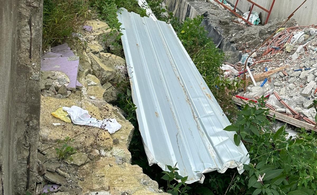Hopa’da Fırtına Çatılara Zarar Verdi