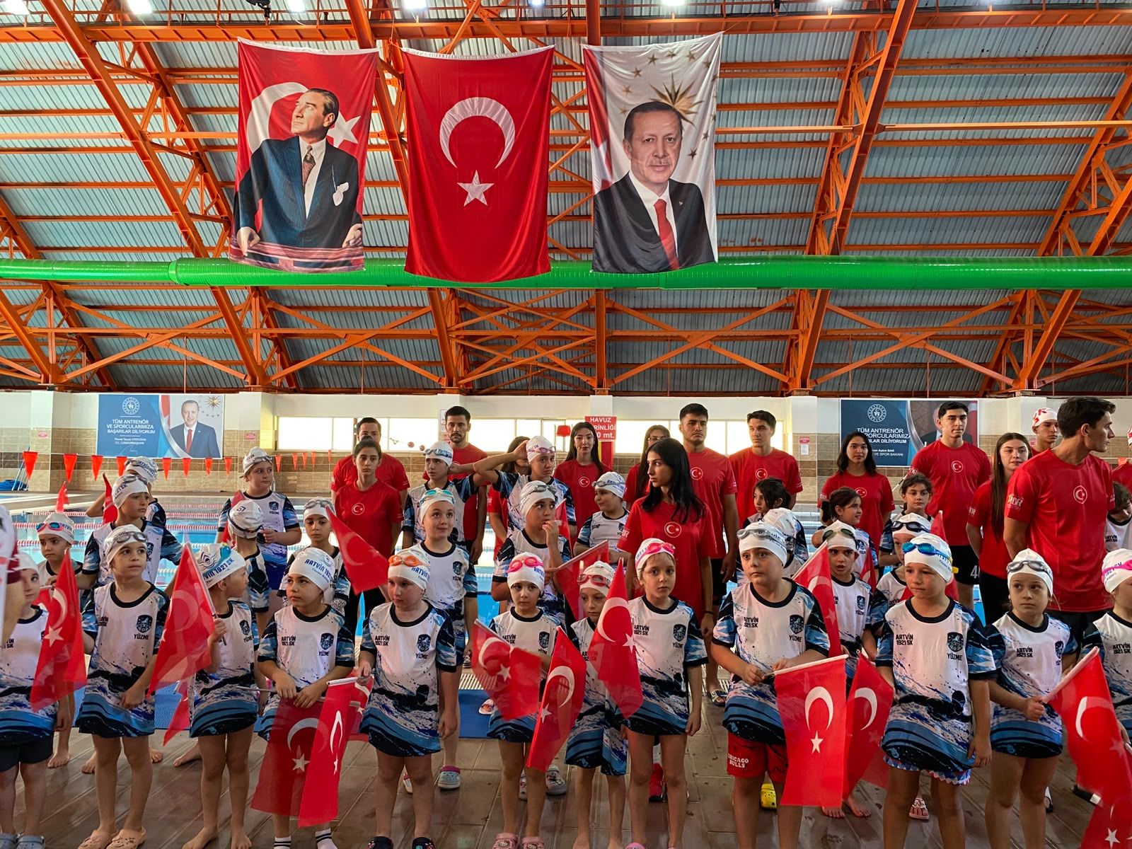 Cumhuriyet Coşkusu Havuzda Yaşandı