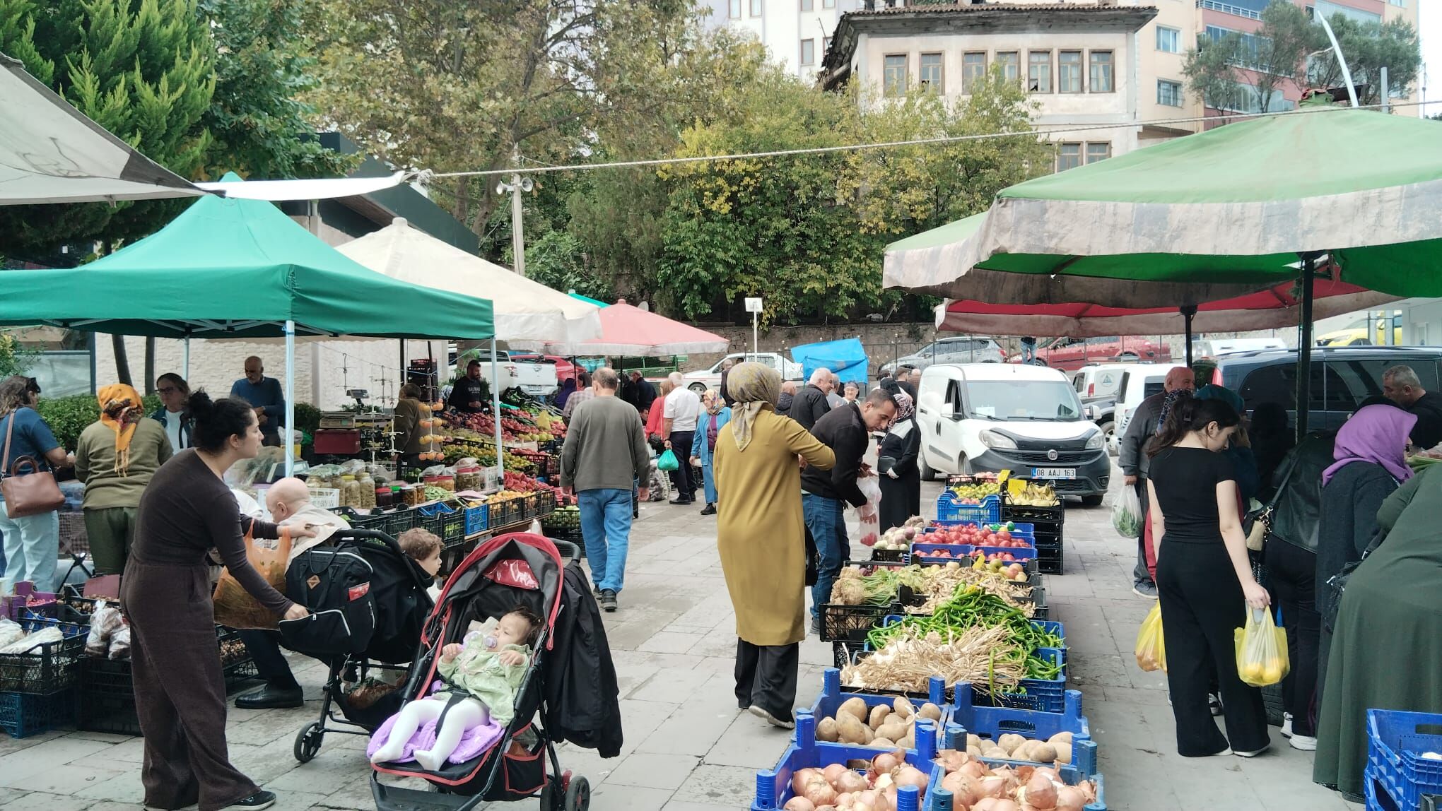 Halk Pazarında Tezgâhlar Dolu, Vatandaşın Poşetleri Boş!