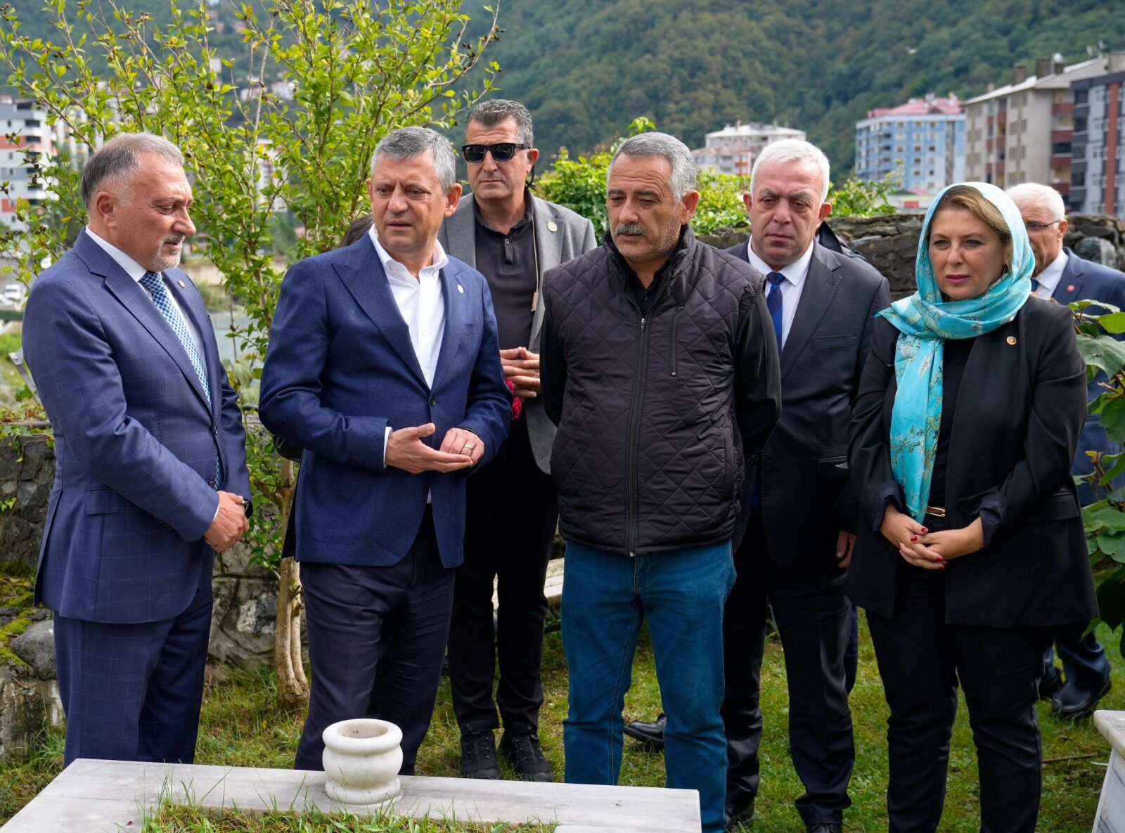 Özgür Özel, Borçka Şehitliği’ni Ziyaret Etti-3