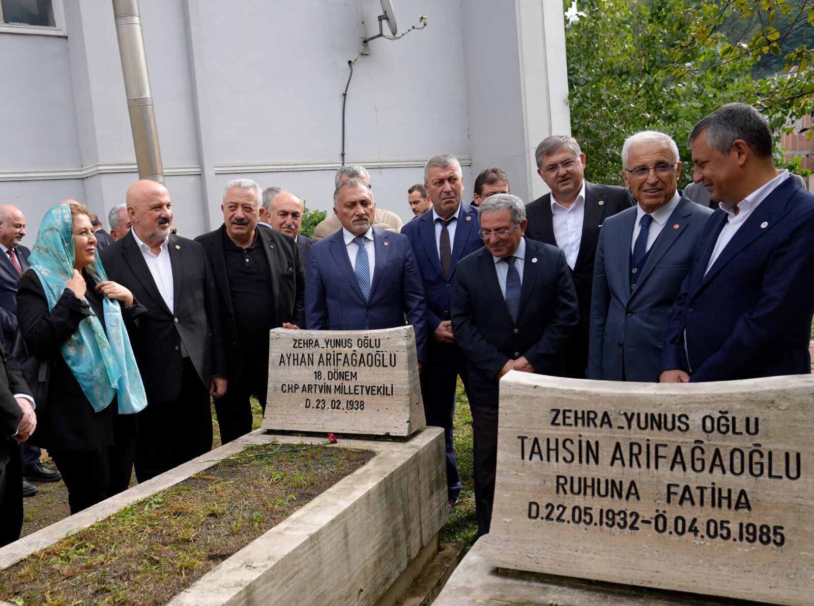 Özgür Özel, Borçka Şehitliği’ni Ziyaret Etti-2