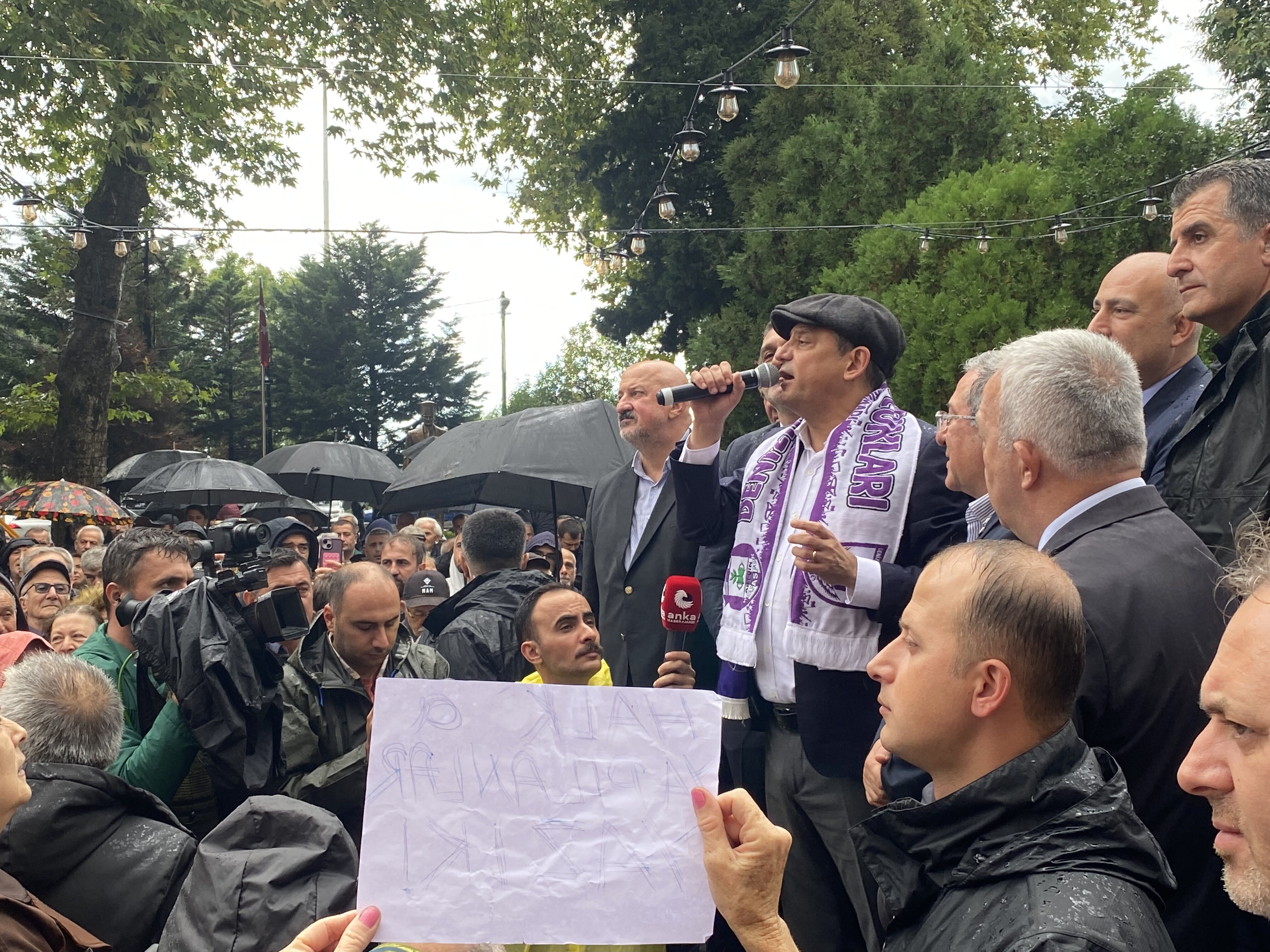 Özgür Özel Hopa’da: Yağmura rağmen yoğun katılım